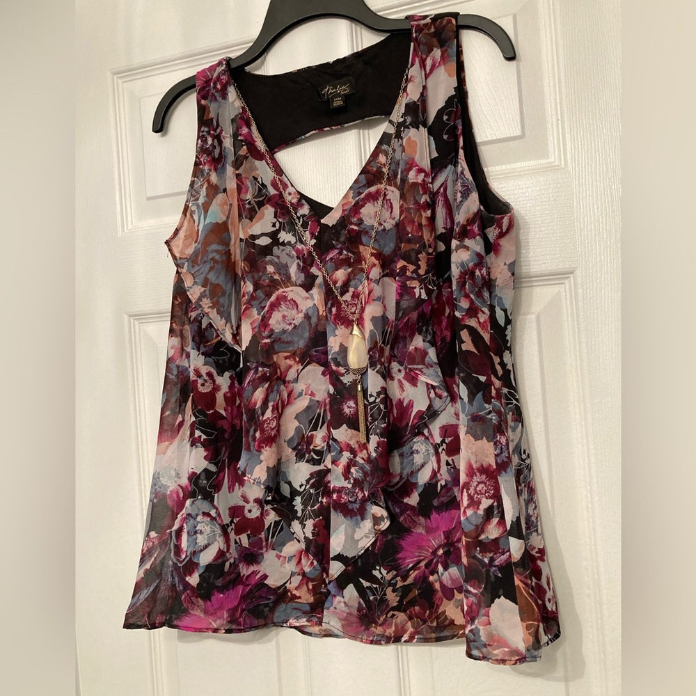 Thalia Sodi sleeveless floral top with necklace, size Medium